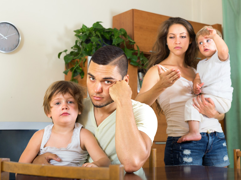 Eltern mit zwei Kindern auf Arm - Immanuel Beratung Eltern mit zwei Kindern auf Arm - Immanuel Beratung