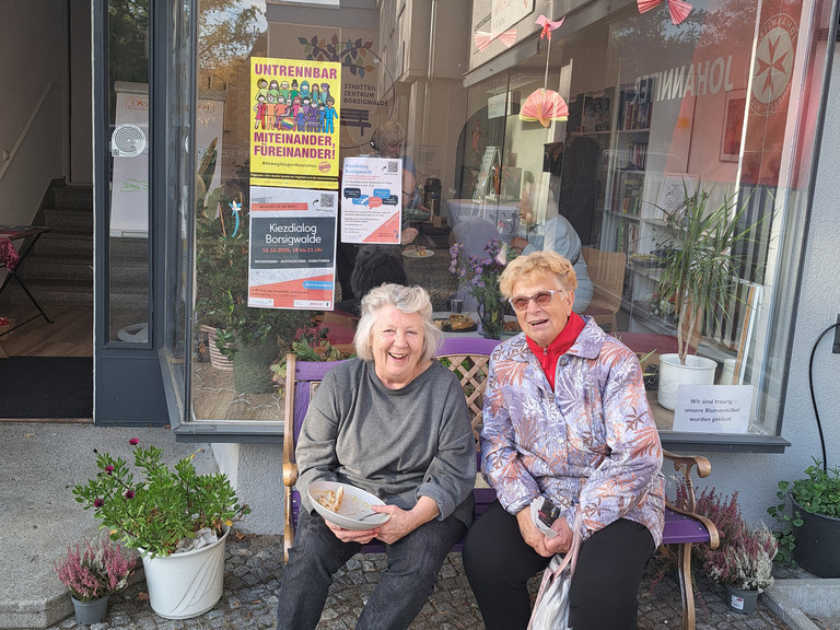 Zwei Damen sitzen auf Bank vor dem Stadtteilzentrum Borsigwalde Zwei Damen sitzen auf Bank vor dem Stadtteilzentrum Borsigwalde
