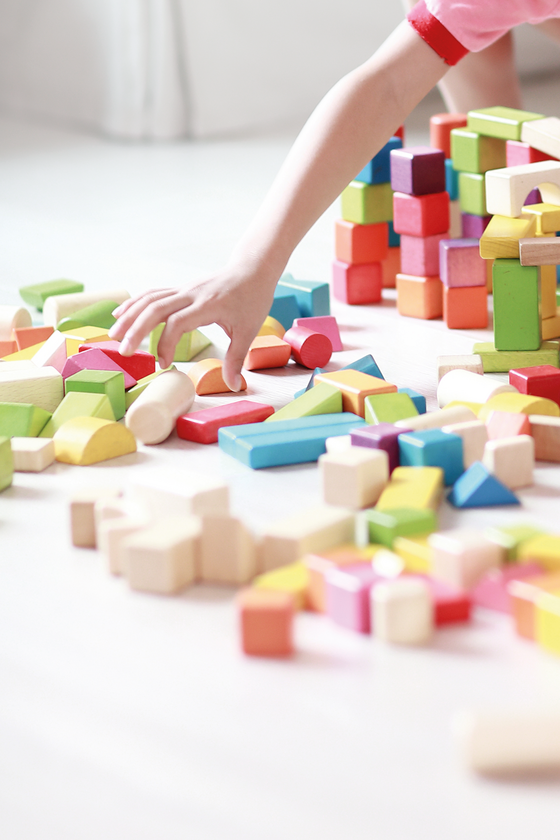Ausschnitt Kind spielt mit Bausteinen Ausschnitt Kind spielt mit Bausteinen