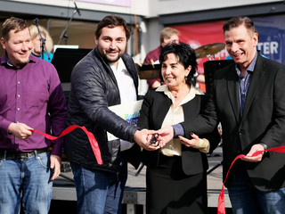 Band wird durchgeschnitten Band wird durchgeschnitten