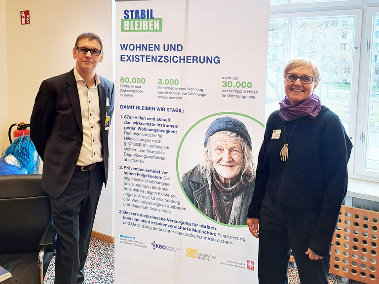 Dirk Brigmann und Simona Barack an der Station Wohnen und Existenzsicherung - Immanuel Beratung - Tagesstätte Sozialprojekt Prenzlauer Berg - Wohnungslosenhilfe Dirk Brigmann und Simona Barack an der Station Wohnen und Existenzsicherung - Immanuel Beratung - Tagesstätte Sozialprojekt Prenzlauer Berg - Wohnungslosenhilfe