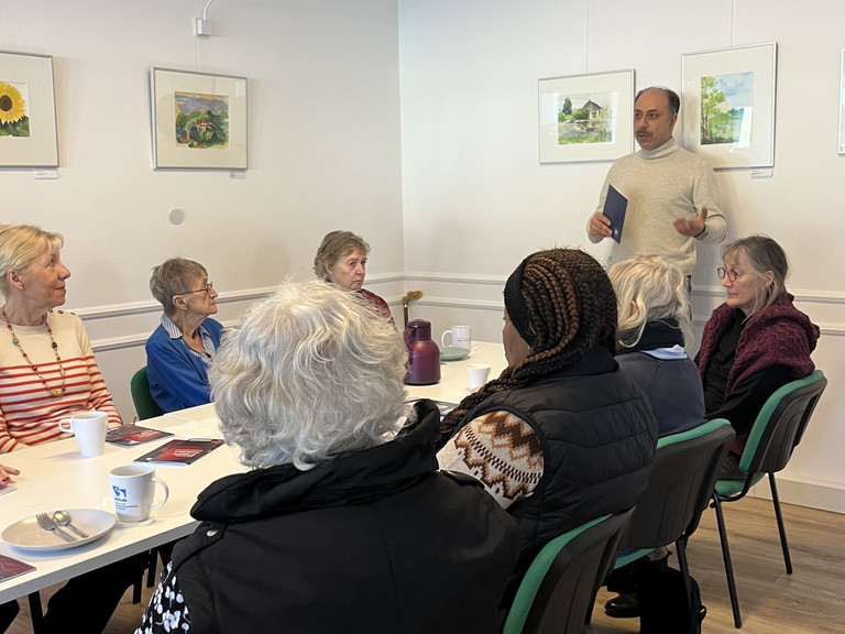 Mehmet Ali Burak bei seinem Vortrag vor Teilnehmenden des Begegnungscafes Mehmet Ali Burak bei seinem Vortrag vor Teilnehmenden des Begegnungscafes