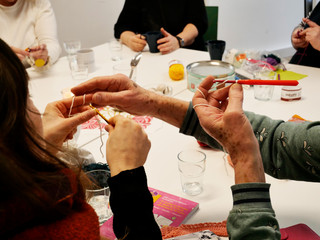 Ausschnitt von Händen beim Häkeln Ausschnitt von Händen beim Häkeln