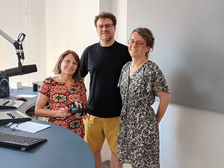 Julia Nogli, Christian Klähn und Cathleen Bornowski stehen nebeneinander im Studio von Radio Paradiso Julia Nogli, Christian Klähn und Cathleen Bornowski stehen nebeneinander im Studio von Radio Paradiso