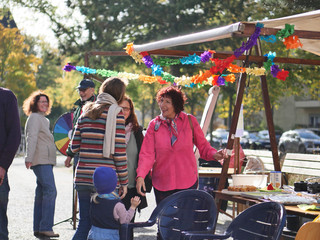 Menschen unterhalten sich an einem Stand bei der Eröffnung Menschen unterhalten sich an einem Stand bei der Eröffnung