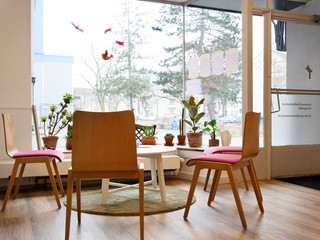 Blick in den Eingangsraum des Stadtteilzentrums mit Tisch und Stühlen Blick in den Eingangsraum des Stadtteilzentrums mit Tisch und Stühlen